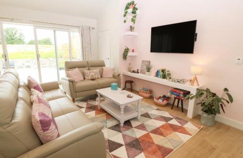 Dinas House | Y Beudy