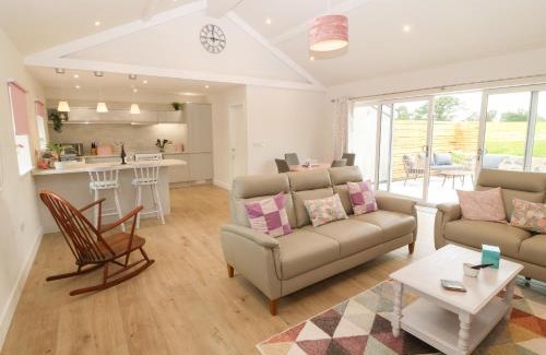 Dinas House | Y Beudy