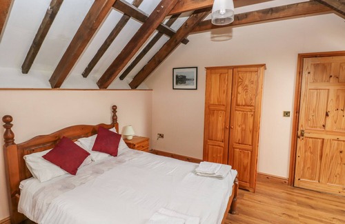 Llandissilio West Cottage | Y BWTHYN, family friendly, with a garden in Llandissilio