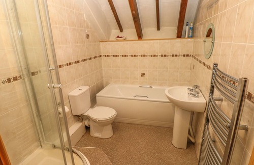 Llandissilio West Cottage | Y BWTHYN, family friendly, with a garden in Llandissilio
