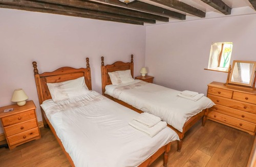 Llandissilio West Cottage | Y BWTHYN, family friendly, with a garden in Llandissilio