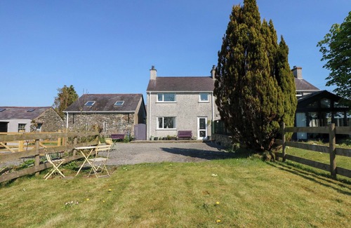 Llangefni Cottage | Y BWTHYN, family friendly, with open fire in Llangefni