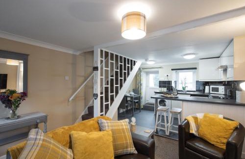 Llanrhystud House | Y Bwthyn
