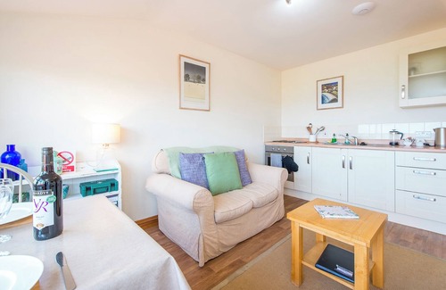 Dinas Cross House | Y Bwthyn, Holiday Property Cwm Yr Eglwys, Sleeps 2, 1 bedrooms, bathrooms