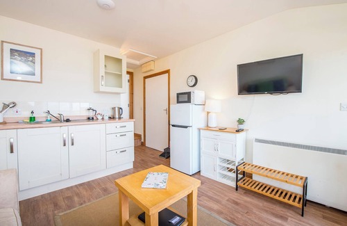 Dinas Cross House | Y Bwthyn, Holiday Property Cwm Yr Eglwys, Sleeps 2, 1 bedrooms, bathrooms
