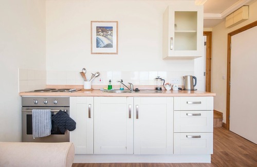 Dinas Cross House | Y Bwthyn, Holiday Property Cwm Yr Eglwys, Sleeps 2, 1 bedrooms, bathrooms