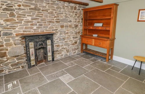 Pembrey House | Y BWYTHYN BACH, pet friendly, character holiday cottage in Burry Port