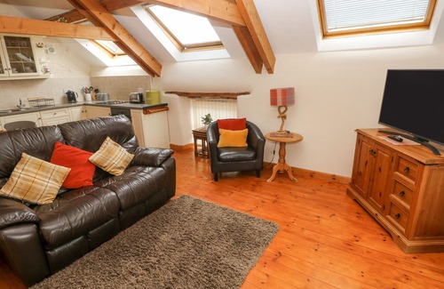 Crosswell Cottage | Y CARTWS, country holiday cottage, with hot tub in Nevern