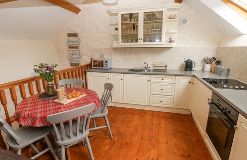Crosswell Cottage | Y CARTWS, country holiday cottage, with hot tub in Nevern