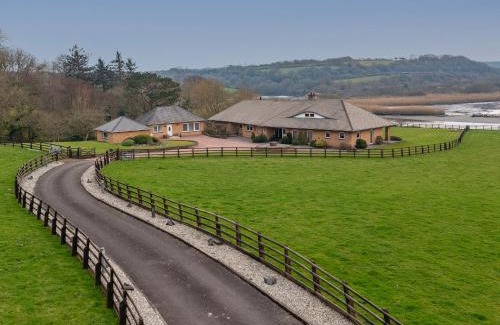 Cardigan House | Y Dorlan
