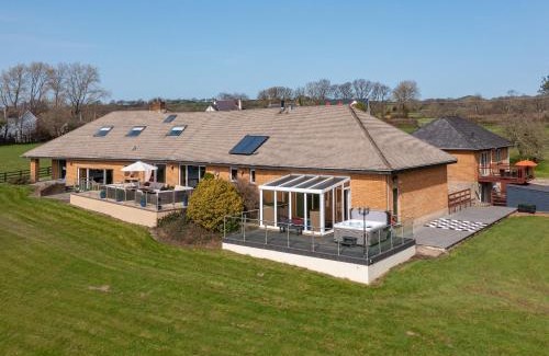 Cardigan House | Y Dorlan
