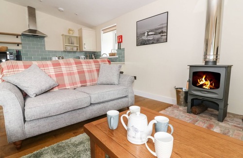 Borth Cottage | Y FELIN - MOANA, pet friendly, with hot tub in Borth