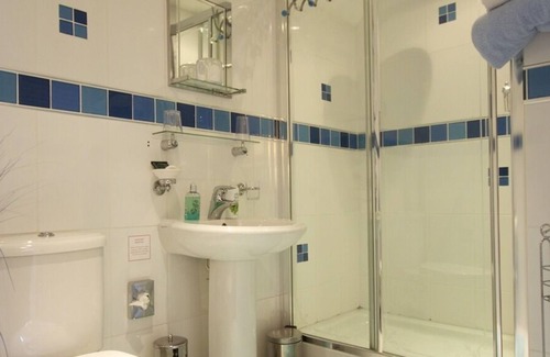 Dinas Cross Bed & Breakfast | Y Garth B&B