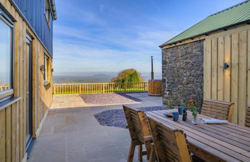 Llanvair Kilgeddin House | Y Golwg