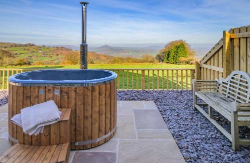Llanvair Kilgeddin House | Y Golwg