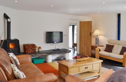 Llandeilo House | Y Stabl