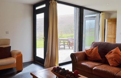 Llandeilo House | Y Stabl