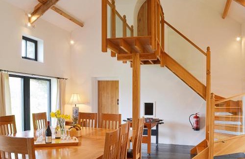 Llandeilo House | Y Stabl