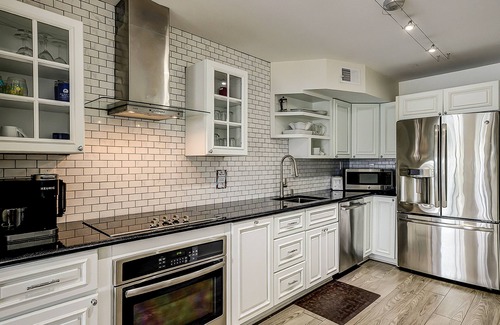 Shelter Cove Villa | Yacht Club Villas | Updated corner condo with marina view, shared pool & hot tub