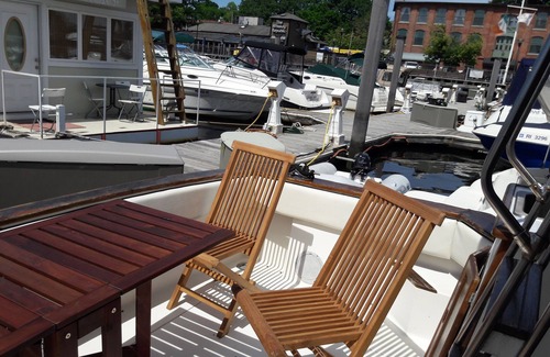 Fox Point Boat Rental | Yacht Rental 32ft Bayliner