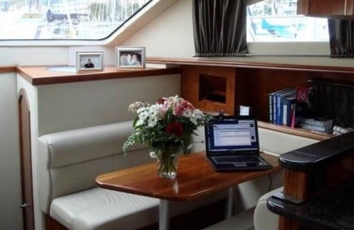Grand Haven Boat Rental | Yachta Yachta Yachta on the wata island and cruise