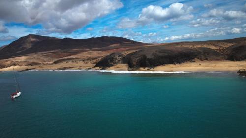 Playa Blanca Boat Rental | Yaku Wayra Charter