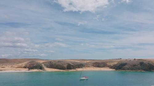 Playa Blanca Boat Rental | Yaku Wayra Charter