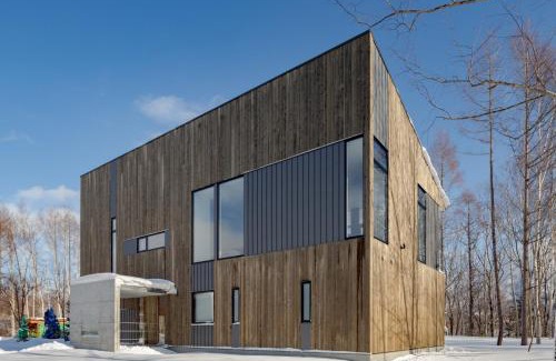 Hirafu Villa | Yanagi House by H2 Life