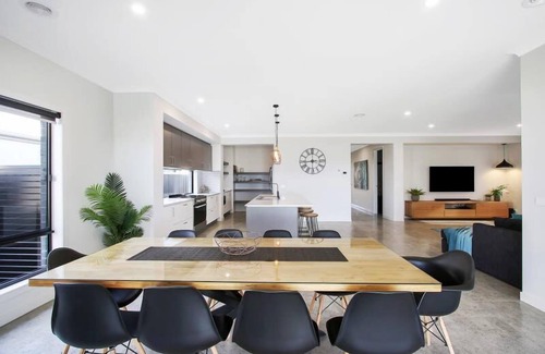 Yarrawonga House | Yarrawonga's ultimate Waterfront holiday house sleeping up to 16 guests