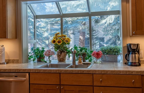 Twin Creeks House | Yeager Private Home - Room For the Whole Family with Elkhorn Hot Tub