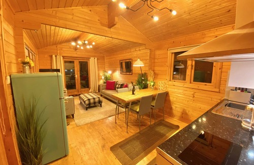 Newton Ferrers Cabin | Yealm Cabin is a self catering log cabin in Devon with Hot Tub, South Hams, UK.