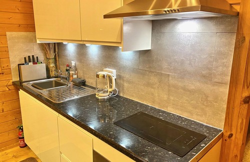Newton Ferrers Cabin | Yealm Cabin is a self catering log cabin in Devon with Hot Tub, South Hams, UK.