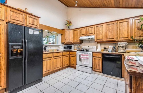 Fleetwood House | Year End Sale- Cheap n Beautiful Room Near Guildford Downtown in Metro Vancouver