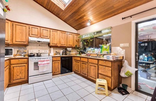 Fleetwood House | Year End Sale- Cheap n Beautiful Room Near Guildford Downtown in Metro Vancouver