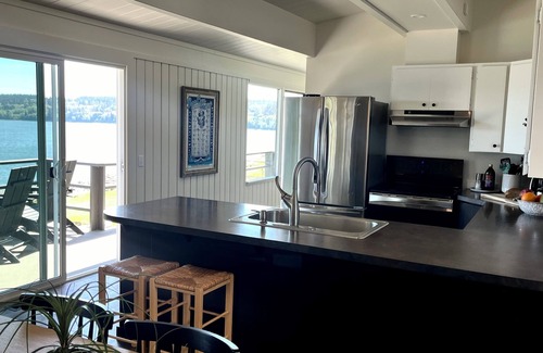 Greenbank House | Year Round Beachfront Escape. Mountain Views, Hot Tub, Dedicated Retreat Room