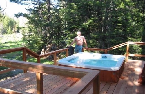 Tahoe Paradise Ski Chalet | Year-Round Lake Tahoe Getaway - Comfortable and Spacious!