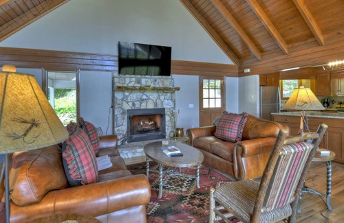 Blairsville Cabin | Year Round Mountain Views Less than 2 miles from Downtown Blairsville, hiking trails & more