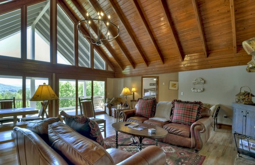 Blairsville Cabin | Year Round Mountain Views Less than 2 miles from Downtown Blairsville, hiking trails & more