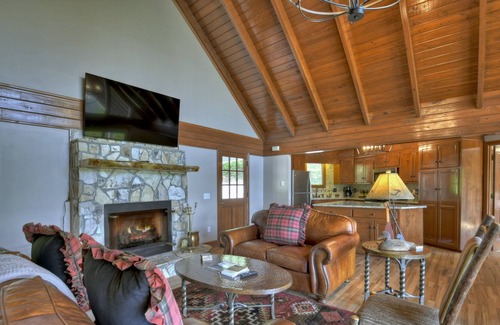 Blairsville Cabin | Year Round Mountain Views Less than 2 miles from Downtown Blairsville, hiking trails & more