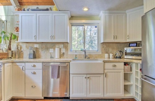 Conway House | Year Round Waterfront Chalet in Amazing Private Location!