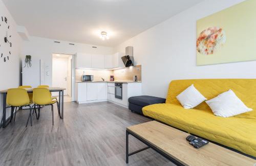 Prague 9 Apartment | Yellow apartment with PARKING