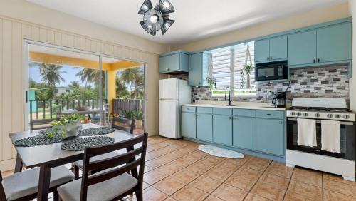 Rio Grande Apartment | Yellow Beach House Unit B - 2 min walk from the Beach