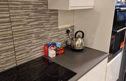 Aveley House | Yellow Bliss, Private En-suite Double Room