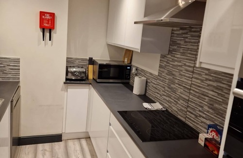 Aveley House | Yellow Bliss, Private En-suite Double Room