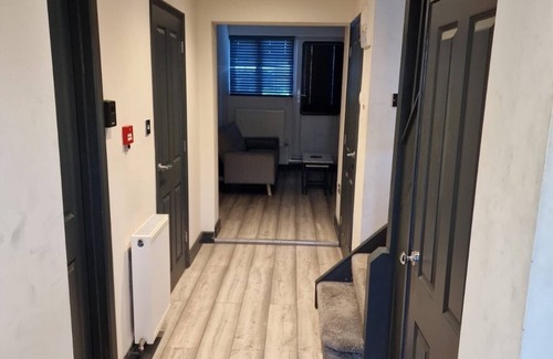 Aveley House | Yellow Bliss, Private En-suite Double Room