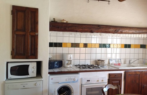 Mallemort Cottage | Yellow cottage in Provence