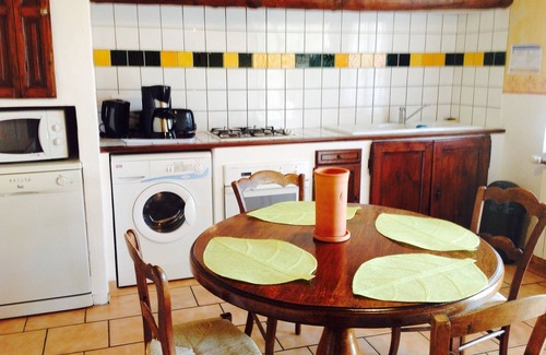 Mallemort Cottage | Yellow cottage in Provence