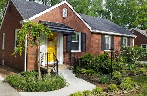 Murfreesboro Cottage | Yellow Door Cottage, walk to town square or MTSU!
