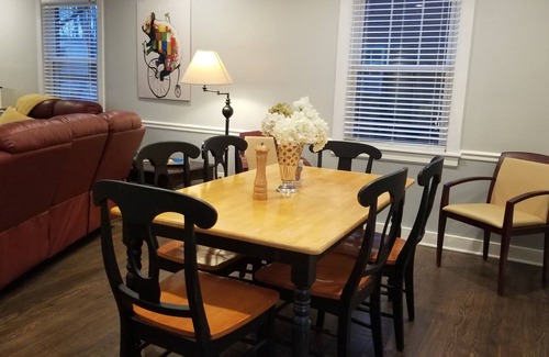 Murfreesboro Cottage | Yellow Door Cottage, walk to town square or MTSU!