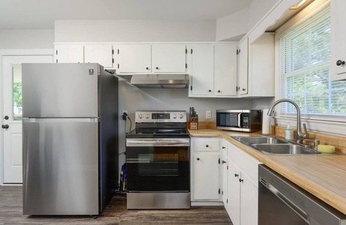 Lupton City House | Yellow Door Cottage - 3BR, Pet & family friendly!
